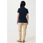 Polo piqué de algodón reciclado mujer casual fit 220 g/m2 Iqoniq color azul marino tercera vista con modelo