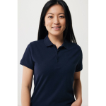 Polo piqué de algodón reciclado mujer casual fit 220 g/m2 Iqoniq color azul marino cuarta vista con modelo