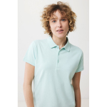 Polo piqué de algodón reciclado mujer casual fit 220 g/m2 Iqoniq color verde menta quinta vista con modelo