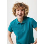 Polo piqué de algodón reciclado mujer casual fit 220 g/m2 Iqoniq color verde pastel cuarta vista con modelo