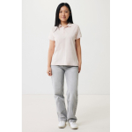 Polo piqué de algodón reciclado mujer casual fit 220 g/m2 Iqoniq color rosa claro segunda vista con modelo