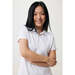 Polo piqué de algodón reciclado de mujer casual fit 220 g/m2 Iqoniq color blanco roto quinta vista con modelo