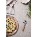 Cortador de pizza de acero inoxidable con mango de madera color marrón vista de ambiente