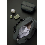 Bolsa de fin de semana repelente al agua con medida de viaje color verde vista de ambiente 2