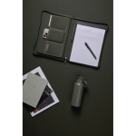 Portafolio eco con portabolígrafos y bolsillos A4 hojas a rayas color verde vista de ambiente