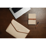 Funda para portátil de lona reciclada con bordes de color 16” color beige vista de ambiente