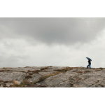 Paraguas plegable semiautomático de RPET 190T antitormentas Ø112 color azul marino vista de ambiente 2