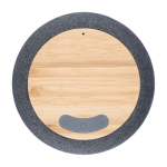 Pequeño altavoz redondo con detalles de bambú en la parte superior color negro tercera vista