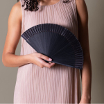 Abanico de madera de bambú con colgante de borla a juego color negro tercera vista