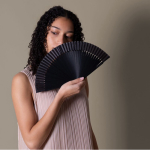 Abanico de madera de bambú con colgante de borla a juego color negro cuarta vista