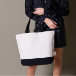 Bolsa de algodón reciclado con asa y base de colores 320 g/m2 color negro quinta vista