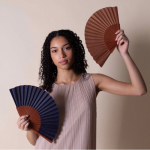 Abanico personalizable de madera oscura y tela de poliéster segunda vista