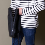 Mochila de PU con cremallera para extenderla y bolsillo exterior color negro vista detalle 4