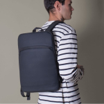 Mochila de PU con cremallera para extenderla y bolsillo exterior color negro vista detalle 3