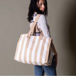 Bolsa grande de algodón reciclado con diseño de rayas verticales tercera vista