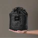 Neceser de papel de rafia en forma de saco con cierre de cordones tercera vista