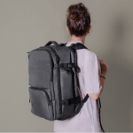 Mochila de poliéster RPET con múltiples compartimientos y un zapatero color gris vista detalle 3