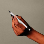 Lápiz de escritura eterna hecho de cartones de leche reciclados color blanco cuarta vista