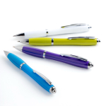 Bolígrafo de plástico de los océanos detalles cromados tinta azul vista de ambiente