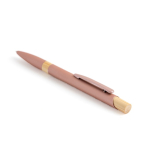 Bolígrafo de aluminio reciclado con detalles de bambú tinta azul vista de ambiente