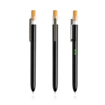 Bolígrafo con plástico de los océanos y pulsador de bambú tinta negra color negro vista con logo impreso