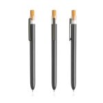 Bolígrafo con plástico de los océanos y pulsador de bambú tinta negra color gris oscuro