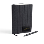 Cuaderno de cuero sintético y bolígrafo metálico A5 hojas lisas vista de ambiente