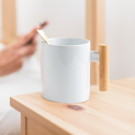 Taza de cerámica ideal para sublimación con mango de madera 325ml vista de ambiente