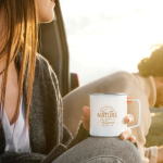 Taza de acero inoxidable reciclado con diseño moderno y asa 400ml