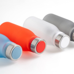 Botella de plástico reciclado estilo mate con mosquetón 350ml vista de ambiente