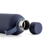 Botella térmica de acero inoxidable con acabado de goma 500ml vista de ambiente