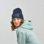 Gorro de poliéster reciclado de doble capa y parche personalizado vista 1
