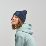 Gorro de poliéster reciclado de doble capa y parche personalizado vista 2