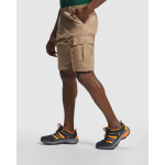 Bermuda corta laboral de algodón y poliéster 200 g/m2 Roly Armour color camel quinta vista de uso