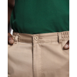 Bermuda corta laboral de algodón y poliéster 200 g/m2 Roly Armour color camel vista detalle 3