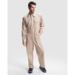 Mono laboral de poliéster y algodón con cremallera central 200 g/m2 Roly Jimmy color arena tercera vista de uso