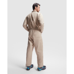 Mono laboral de poliéster y algodón con cremallera central 200 g/m2 Roly Jimmy color arena cuarta vista de uso