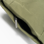 Mochila de poliéster 900D con tapa enrollable y cintas de cierre color verde militar vista detalle 2