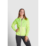 Cortavientos con capucha y bolsillo trasero plegable 60 g/m2 Roly Direct Angelo color negro sexta vista de uso