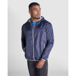 Cortavientos con capucha y bolsillo trasero plegable 60 g/m2 Roly Direct Angelo color azul real primera vista de uso