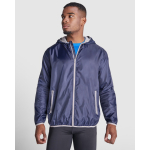 Cortavientos con capucha y bolsillo trasero plegable 60 g/m2 Roly Direct Angelo color azul real cuarta vista de uso