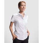 Camisa laboral para horeca de manga corta de poliéster 130 g/m2 Roly Sofia color blanco cuarta vista de uso