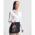 Delantal laboral patra horeca pequeño con bolsillos 220 g/m2 Roly Mini color negro cuarta vista de uso
