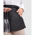 Delantal laboral patra horeca pequeño con bolsillos 220 g/m2 Roly Mini color negro vista detalle 1