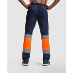 Pantalón laboral alta visibilidad con bolsillos 200 g/m2 Roly Naos color naranja fluorescente cuarta vista de uso