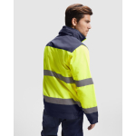 Parka laboral de alta visibilidad impermeable 400 g/m2 Roly Epsylon color amarillo fluorescente cuarta vista de uso