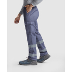 Pantalón laboral largo de alta visIbilidad 240 g/m2 Roly Daily HV color gris topo quinta vista de uso