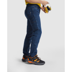 Pantalón laboral vaquero de algodón y poliéster 370 g/m2 Roly Raptor color azul vaquero tercera vista de uso