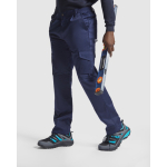 Pantalón laboral con bolsillos de poliéster y algodón 245 g/m2 Roly Protect color azul marino quinta vista de uso