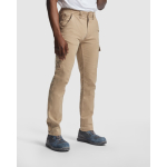 Pantalón laboral largo de hombre de algodón y elastano 300 g/m2 Roly Fonta color camel tercera vista de uso
